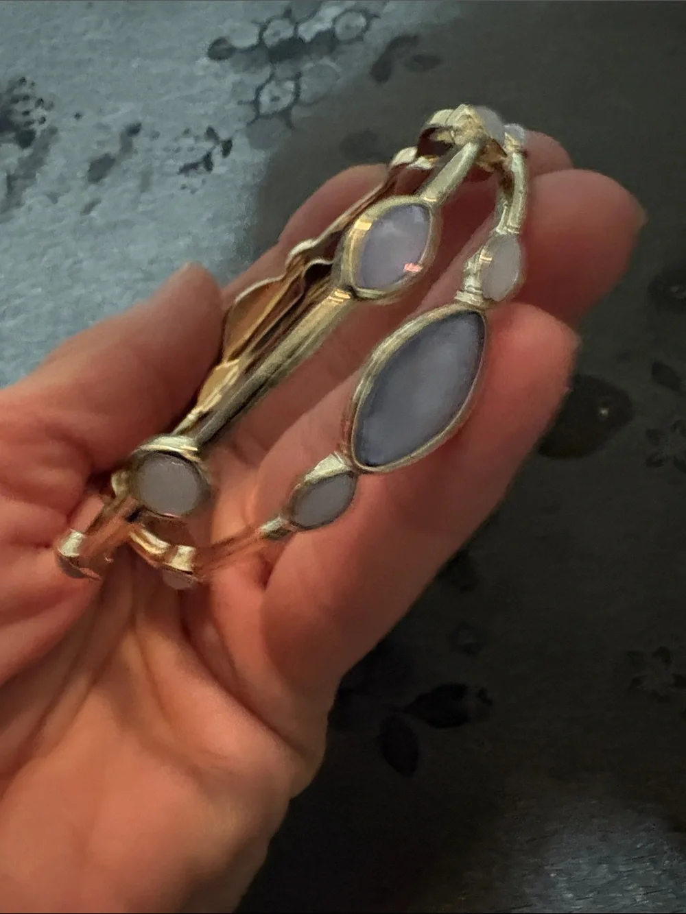 VINTAGE GOLD-TONE STACKABLE SHADES OF BLUE GLASS CABOCHON STONE BANGLE BRACELETS